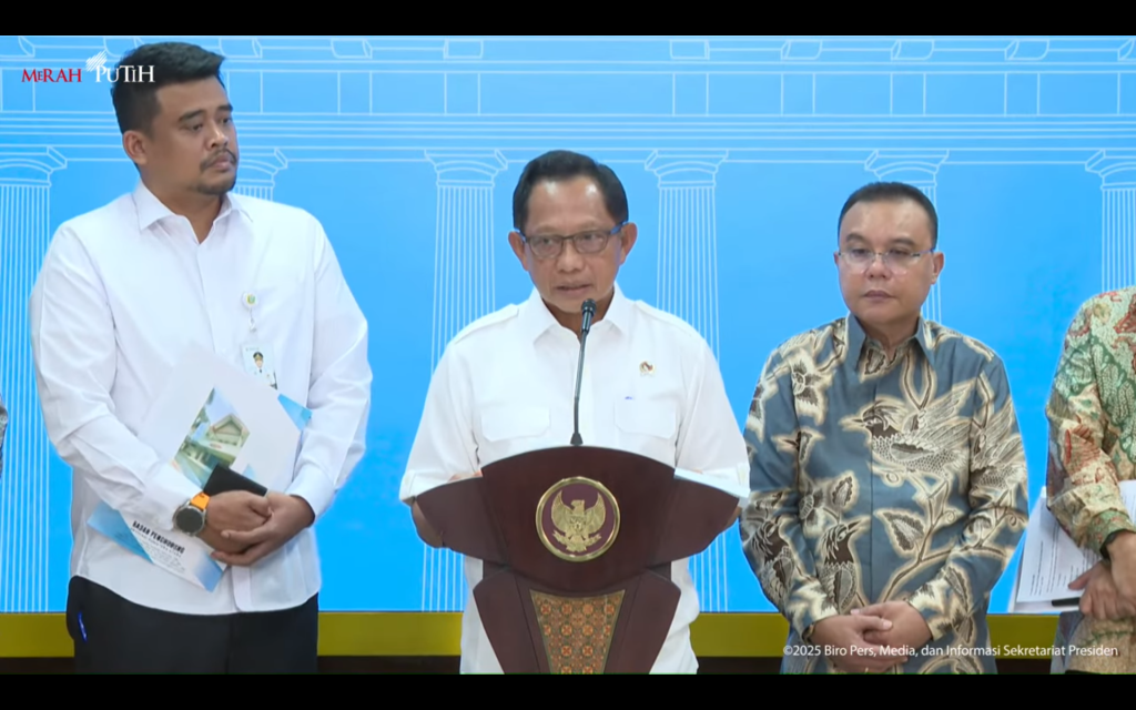 Prabowo Putuskan 4 Pulau Kembali Jadi Milik Aceh Mendagri Tito Karnavian bersama Gubernur Aceh Muzakir Manaf, Gubsu Bobby Nasution, Wakil Ketua DPR RI Sufmi Dasco Ahmad, dan Mensesneg Prasetyo Hadi saat konferensi pers terkait empat pulau di Istana Merdeka, Jakarta, Selasa (17/2025). Foto: Youtube Kemensesneg. BIG Pastikan Nama Baku 4 Pulau Milik Aceh Tidak Berubah