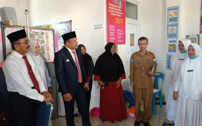 Bupati Bireuen H. Mukhlis (1) Bupati Bireuen Puji Kebersihan Puskesmas Juli 2
