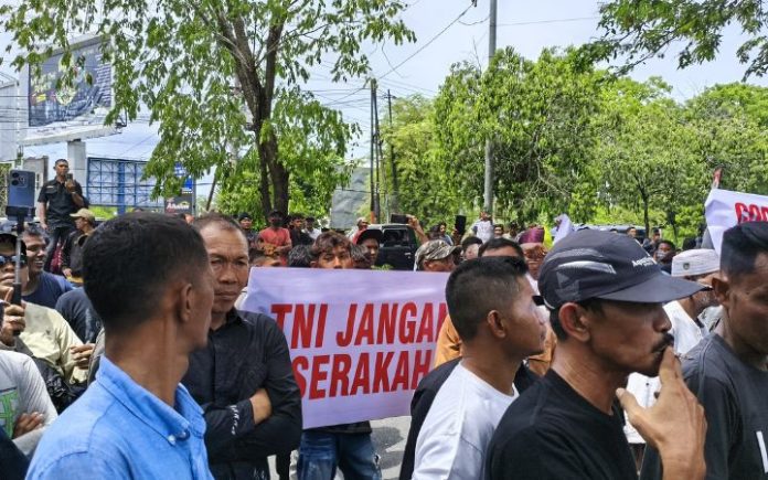 Demo Blang Padang Massa Geruduk Kantor Gubernur Aceh, Minta TNI Kembalikan Blang Padang