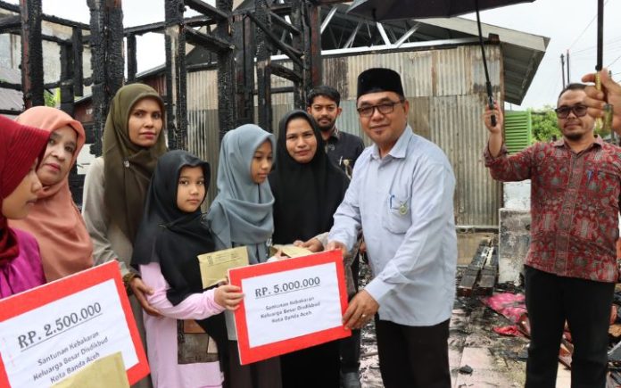 Disdikbud Kota Banda Aceh Santuni 5 Peserta Didik Korban Kebakaran