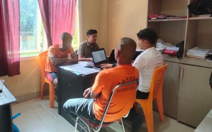 Dua Pemuda Meureudu Terciduk Main Judi Online di Warkop