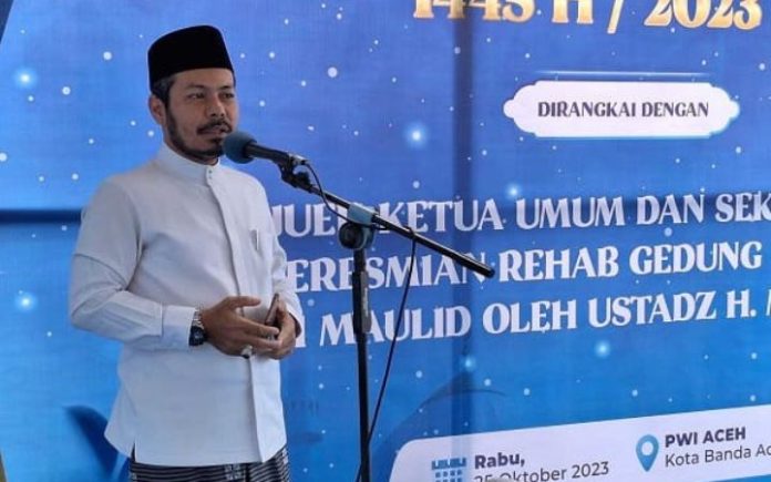 ustaz Masrul Aidi Ustaz Masrul Aidi: Kalau Masih Merokok, Jangan Duduk di MPU Aceh Ustad Masrul Aidi Bantah Santri Pelaku Pembakaran Merupakan Korban Buli