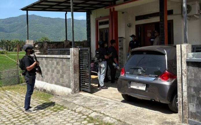 ASN Aceh Teroris Densus 88 Tangkap Dua ASN di Aceh Diduga Terlibat Jaringan Terorisme Densus Sebut ASN Kemenag Aceh Bertugas Rekrut Anggota Baru Jaringan Terorisme