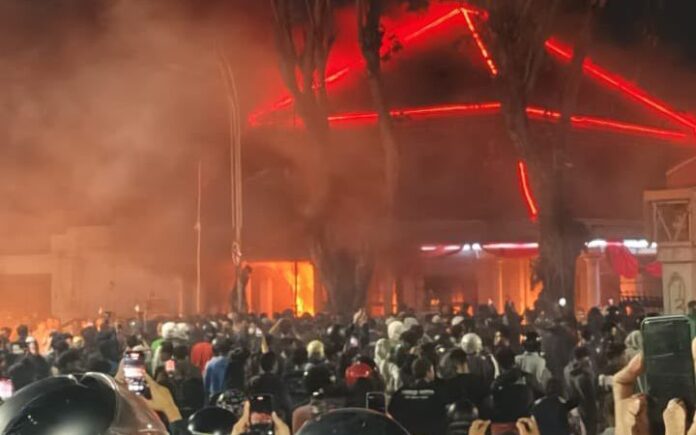 Gedung Negara Grahadi Rumah Dinas Gubernur Jatim Gedung Negara Grahadi Dibakar