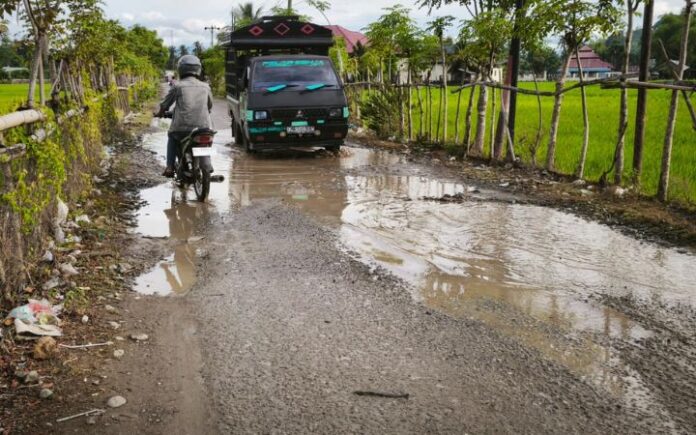 Jalan Batee-Grong Grong Jalan Penghubung Batee–Grong Grong Rusak, Masyarakat Harap Segera Diperbaiki