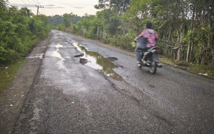Jalan Simpang Beutong-Laweung Warga Keluhkan Jalan Simpang Beutong-Laweung Rusak Parah