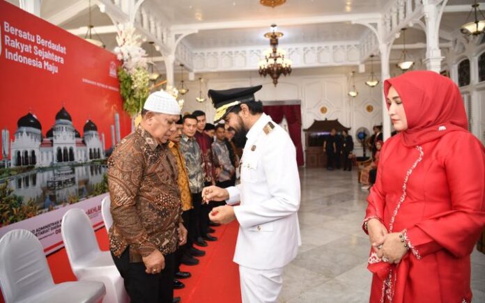 Mualem (9) Keluarga Pahlawan Terima Cendera Mata dari Gubernur Aceh