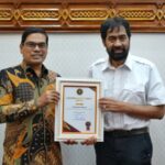 Mualem Terima Penghargaan Tokoh Perdamaian dari UIN Ar-Raniry Mualem Terima Penghargaan Tokoh Perdamaian dari UIN Ar-Raniry