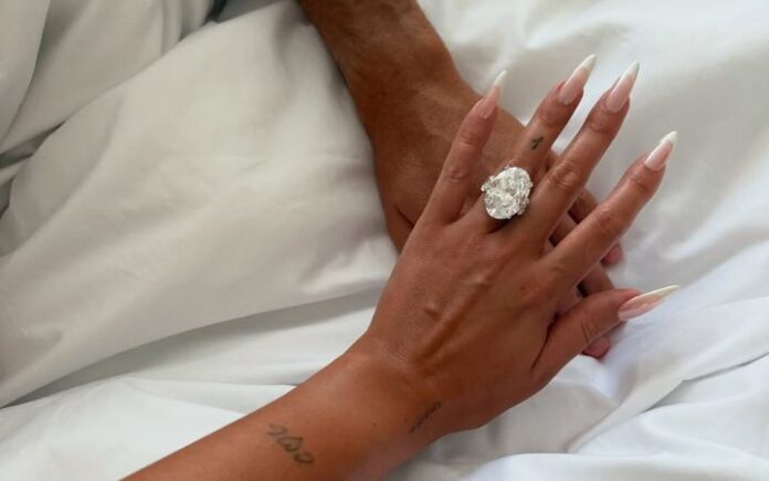 Ronaldo Lamar Georgina Cristiano Ronaldo Lamar Georgina Rodriguez dengan Cincin Berlian Raksasa