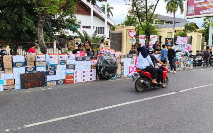 Ratusan Dus Donasi Logistik Berjejer di Depan DPR Aceh Jelang Demo Besok