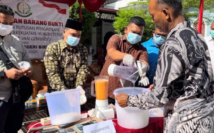 Kejari Bireuen Musnahkan Barang Bukti 2 Kg Sabu & Senjata Api
