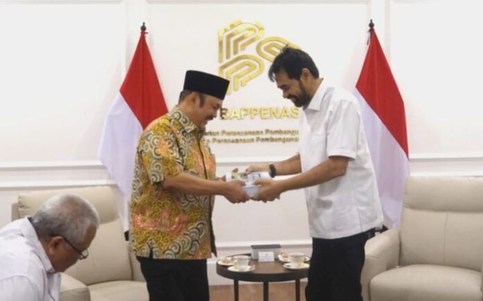 Mualem Serahkan Berkas Pembangunan Terowongan Geurutee Kepada Menteri PPN