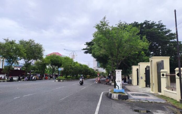 DPRA Masih Sepi Jelang Demo, Akses Jalan Ditutup