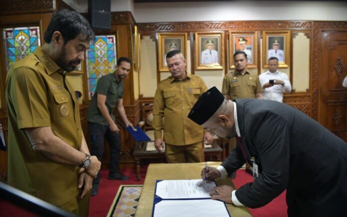 Resmi, Mualem Lantik Fadhil Ilyas Jadi Dirut Bank Aceh