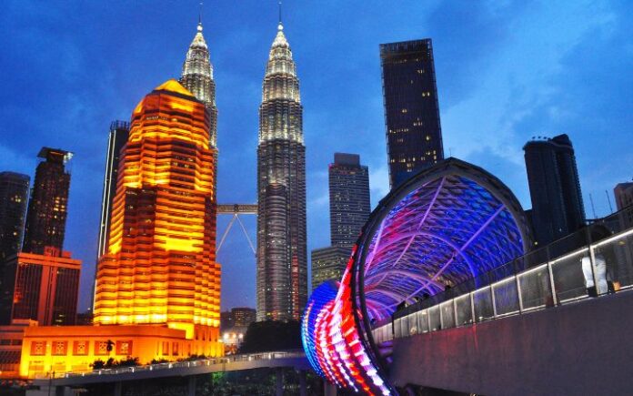 Parlemen Malaysia Sahkan UU Perlindungan Pekerja Informal, Termasuk Ojol & Kurir