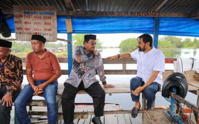 Mualem di Aceh Singkil Naik Rakit, Mualem Tinjau Akses Kuala Baru Aceh Singkil