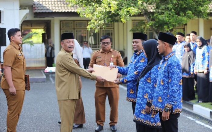 PPPK Pidie Sarjani Serahkan SK Untuk 101 PPPK Pidie