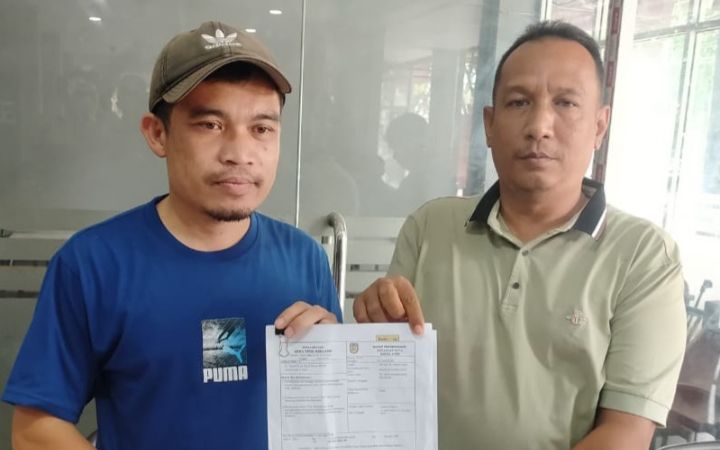 Dirut PT Multigrafindo, Simson Tambunan, pemilik reklame raksasa di depan Suzuya Simpang Lima, menyebut bakal menuntut Pemko Banda Aceh usai reklame tersebut dibongkar Wali Kota Illiza pada Sabtu malam (6/9/2025). Foto: HO for Komparatif.ID.
