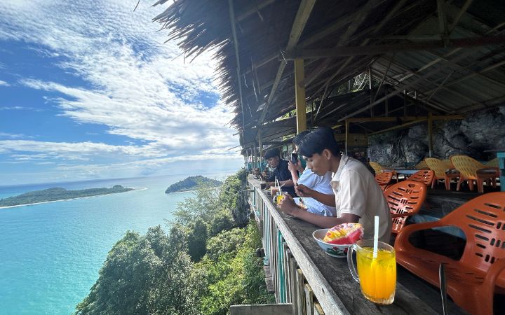 Wisatawan saat menyantap mie di warung Puncak Geurutee berlatang Pulau Kluang. Foto: Komparatif.ID/Fuad Saputra.