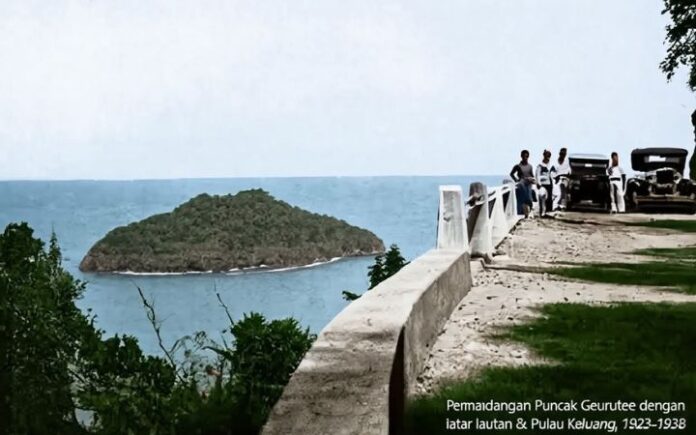 Puncak Geurutee Jalan Kolonial Gunung Geurutee Pemandangan puncak Geurutee dengan latar lautan dan Pulau Kluang, 1923-1938. Foto: Dok. Samsuir Husaini.