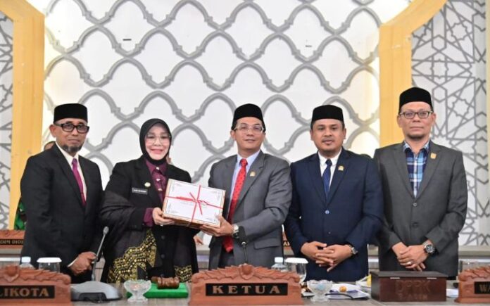 Raqan APBK-P 2025 Banda Aceh Illiza Serahkan Raqan APBK-P 2025 ke DPRK Banda Aceh