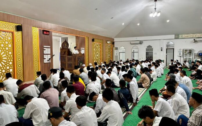 Rekor UIN Ar-Raniry Rektor UIN Ar-Raniry Prihatin Mahasiswi Nongkrong di Kafe Larut Malam