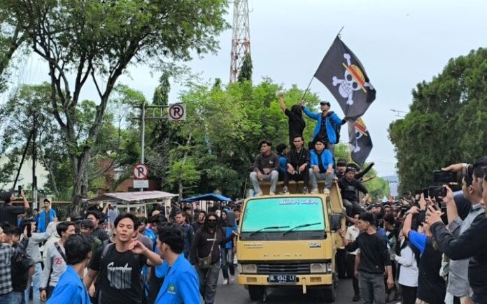 Bendera One Piece Berkibar Saat Pendemo Tiba di Kantor DPRA