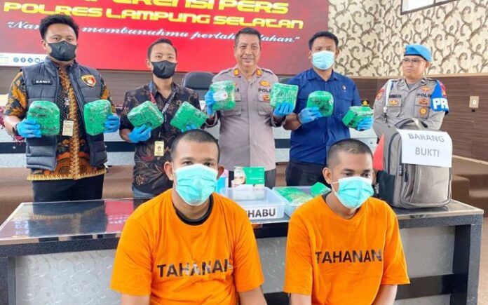 kurir sabu asal bireuen 2 Kurir Sabu Asal Bireuen Tertangkap Bawa 11,8 Kg di Lampung Dua kurir sabu asal Bireuen tertangkap di Kecamatan Bakauheni, Lampung Selatan, saat hendak mengirimkan paket sabu seberat 11,8 kilogram ke Jakarta. Foto: Dok. Polres Lampung Selatan.
