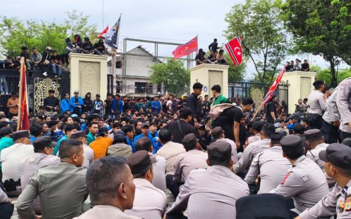 Massa Aksi Demo Mulai Memasuki Halaman Kantor DPR Aceh