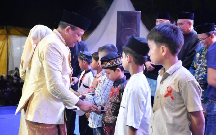 Bupati Bireuen (4) Tak Ambil Sepeser Pun, Bupati Bireuen Sumbangkan Seluruh Gajinya untuk Anak Yatim
