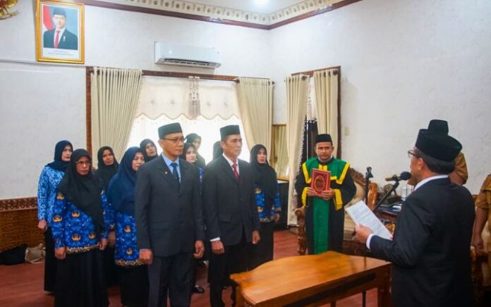 Bupati Pidie Sarjani (2) Bupati Pidie Lantik 2 Pejabat JPT Pratama & 12 Fungsional Baru