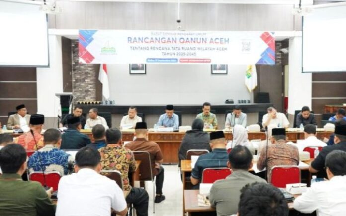 DPRA dan Pemerintah Aceh (2) DPRA Gelar RDPU Rancangan Qanun RTRW 2025–2045 Wakil Ketua DPRA Ir. H. Saifuddin Muhammad bersama jajaran Komisi IV DPRA memimpin Rapat Dengar Pendapat Umum (RDPU) terhadap Rancangan Qanun Aceh tentang Rencana Tata Ruang Wilayah (RTRW) Aceh Tahun 2025–2045 di Gedung Serbaguna DPRA, Banda Aceh, Rabu (17/9/2025). Foto: HO for Komparatif.ID.