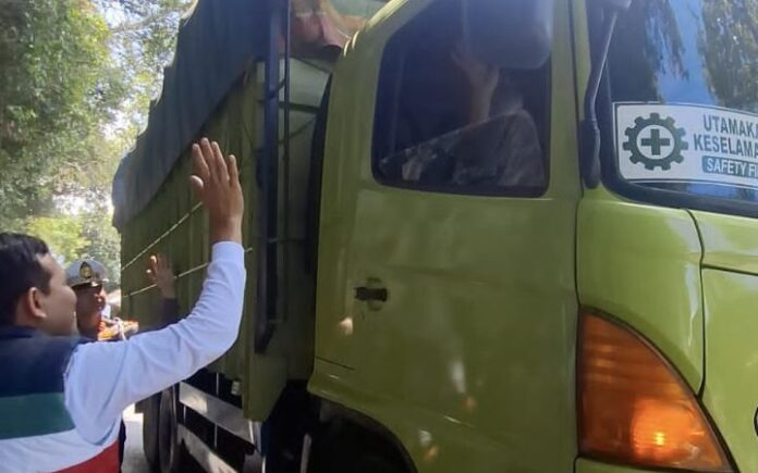 Wagub Aceh Bagi-bagi Uang untuk Sopir Truk Plat BK