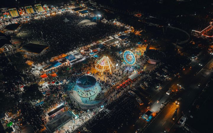 Foto udara pemandangan Ruang Terbuka Hijau (RTH) Cot Gapu pada malam pertama peringatan HUT ke-26 pada Selasa malam (7/10/2025). Foto: HO for Komparatif.ID.
