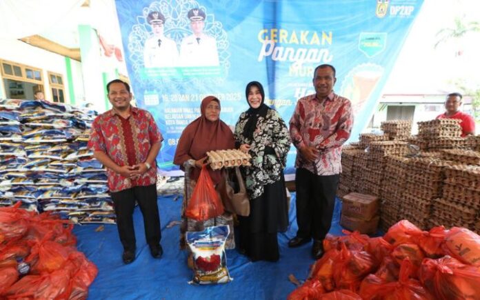 Illiza Wali Kota Banda Aceh Illiza Sebut Bantuan Beras Murah Banda Aceh Kualitas Premium Illiza Sebut Bantuan Beras Murah Banda Aceh Kualitas Premium Wali Kota Banda Aceh, Illiza Sa’aduddin Djamal, menyerahkan langsung paket bahan pangan murah kepada warga, Kamis (16/10/2025). Foto: HO for Komparatif.ID.