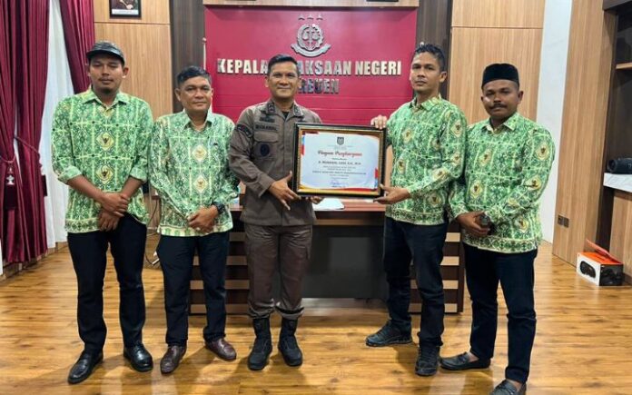 Kejari Bireuen Munawal Hadi Kajari Bireuen Terima Penghargaan “Bapak Anti Korupsi” dari APDESI