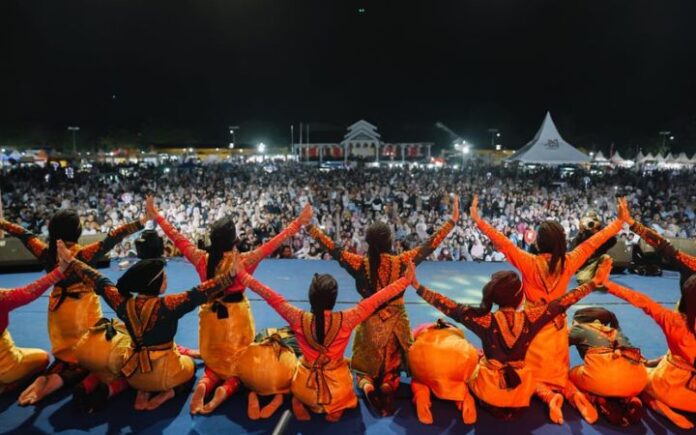 Sanggar Mirah Delima Umuslim Curi Perhatian Ribuan Penonton PKB Bireuen 2025
