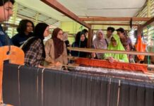 Mahasiswa UIN Ar-Raniry Belajar Langsung Seni Tenun Songket Nyakmu Aceh Besar Mahasiswa UIN Ar-Raniry Belajar Langsung Seni Tenun Songket Nyakmu di Aceh Besar