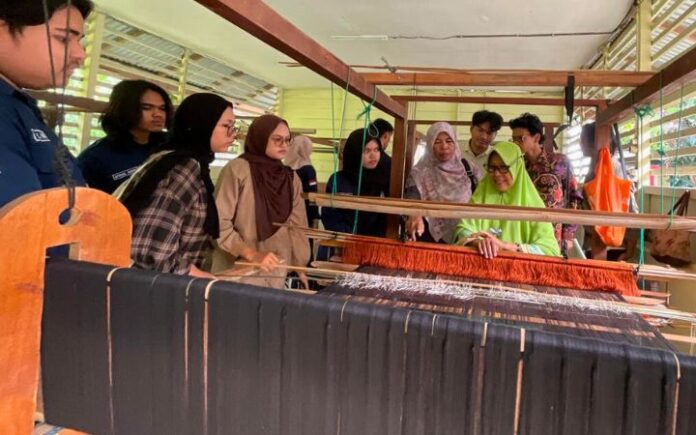 Songket Nyakmu Aceh Besar Mahasiswa UIN Ar-Raniry Belajar Langsung Seni Tenun Songket Nyakmu di Aceh Besar