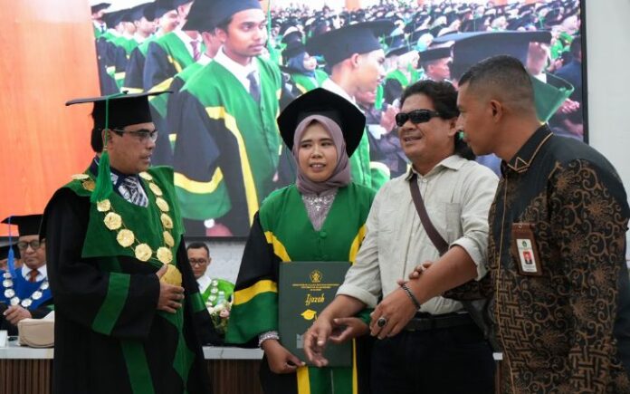 UIN Ar-Raniry (2) Ayah Tunanetra Menangis Haru Saat Putrinya Wisuda di UIN Ar-Raniry