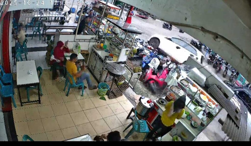 Honda Brio putih yang dikemudikan Arrahman Hanafiah, Jumat (24/10/2025) menabrak sejumlah sepeda motor dan pengguna jalan raya di Kota Bireuen. Lansia berusia 75 tahun itu mengaku panik. Foto: Tangkapan layar CCTV.