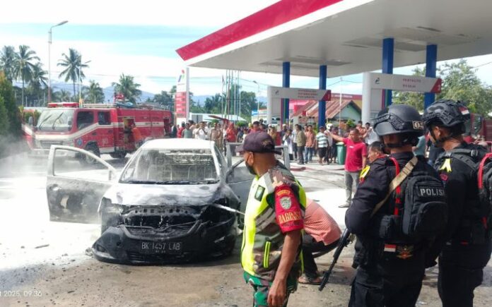 mobil terbakar Mobil Terbakar Saat Isi BBM di SPBU Pidie Jaya, 2 Orang Alami Luka Bakar