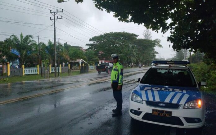 polres Aceh Jaya Hujan Deras Landa Aceh Jaya, Masyarakat Diingatkan Hati-hati di Jalan
