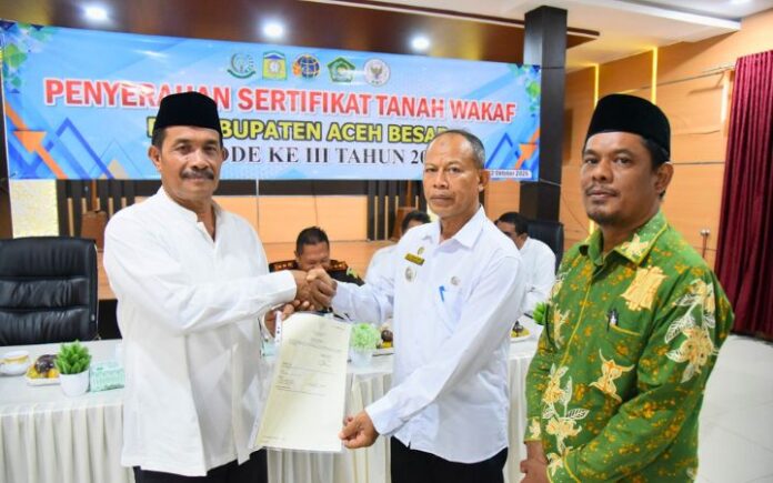 Kejari Aceh Besar Serahkan 78 Sertifikat Tanah Wakaf Kepada Nadzir