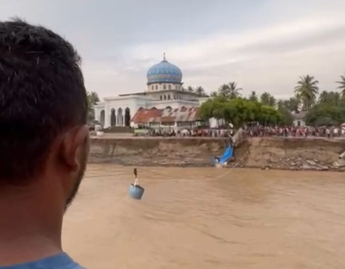 Banjir aceh teupin mane juli Camat Pimpin Distribusi Logistik ke Gampong Terisolir di Kecamatan Juli