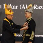 Wali Nanggroe Anugerahkan Gelar Perkasa Alam untuk Alm Abu Razak Wali Nanggroe Anugerahkan Gelar Perkasa Alam untuk Alm Abu Razak