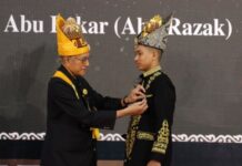 Wali Nanggroe Anugerahkan Gelar Perkasa Alam untuk Alm Abu Razak Wali Nanggroe Anugerahkan Gelar Perkasa Alam untuk Alm Abu Razak
