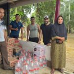 Bule Rusia-Armenia Antar Bantuan Untuk Korban Banjir di Meulaboh Bule Rusia-Armenia Antar Bantuan Untuk Korban Banjir di Meulaboh