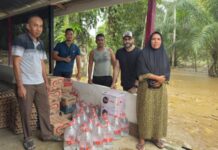 Bule Rusia-Armenia Antar Bantuan Untuk Korban Banjir di Meulaboh Bule Rusia-Armenia Antar Bantuan Untuk Korban Banjir di Meulaboh