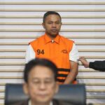 Gubernur Riau Diduga Peras Anak Buah Demi Jalan-Jalan ke Luar Negeri Gubernur Riau Diduga Peras Anak Buah Demi Jalan-Jalan ke Luar Negeri